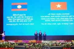 Ủy viên Bộ chính trị, Thường trực Ban Bí thư Võ Văn Thưởng trao Huân chương cho Ủy viên Bộ Chính trị, Thủ tướng Chính phủ Lào Phankham Viphavanh, Ủy viên Bộ Chính trị, Chủ tịch Quốc hội Lào Xaysomphone Phomvihane. (Ảnh: Đỗ Bá Thành/TTXVN)