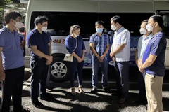 Ông Hồ Đại Dũng, Phó Chủ tịch UBND tỉnh Phú Thọ (thứ 3 từ phải sang) thăm hỏi, động viên gia đình người gặp nạn. (Ảnh: Trung Kiên/TTXVN)