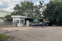 Phía ngoài Công ty Kim Tín, nơi xảy ra vụ tai nạn lao động khiến 2 công nhân thương vong. (Ảnh: TTXVN phát)