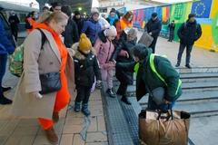 Người tị nạn từ Ukraine tới ga tàu hỏa ở Bucharest, Romania, ngày 7/3. (Ảnh: THX/ TTXVN)