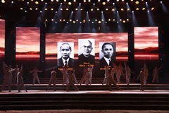 Ca khúc “Côn Đảo” do Phạm Thế Vĩ và nhóm ca thể hiện. (Ảnh: Thanh Vũ/TTXVN)