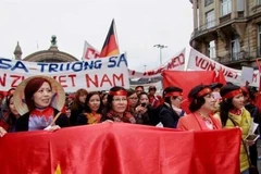 Hội Văn hóa Phụ nữ Việt Nam tại Frankfurt xuống đường mít tinh ủng hộ chủ quyền biển, đảo của Tổ quốc. (Ảnh: Phương Hoa/TTXVN)