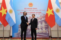 Bộ trưởng Ngoại giao Bùi Thanh Sơn với Bộ trưởng Ngoại giao, Ngoại thương và Tôn giáo Argentina Santiago Andres Cafiero. (Ảnh: Lâm Khánh/TTXVN)