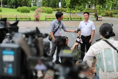 PGS.TS Nguyễn Phong Điền, Phó hiệu trưởng trường Đại học Bách khoa Hà Nội trả lời phỏng vấn các cơ quan thông tấn, báo chí về kỳ thi. (Ảnh: Thanh Tùng/TTXVN)