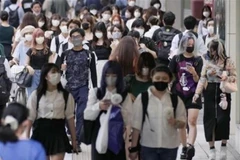 Người dân đeo khẩu trang phòng lây nhiễm COVID-19 tại Aichi, Nhật Bản, ngày 26/7/2022. (Ảnh: Kyodo/TTXVN)
