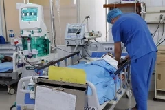 Các bác sỹ khoa Hồi sức tích cực Bệnh viện Đa khoa Lâm Đồng điều trị cho bệnh nhân thứ 3. (Ảnh: TTXVN phát)