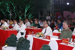 Chủ tịch nước Nguyễn Xuân Phúc cùng các đồng chí lãnh đạo Đảng, Nhà nước dự Cầu truyền hình trực tiếp "Khúc tráng ca hoà bình" tại điểm cầu Hà Nội. (Ảnh: Thống Nhất/TTXVN)