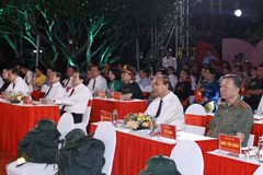 Chủ tịch nước Nguyễn Xuân Phúc cùng các đồng chí lãnh đạo Đảng, Nhà nước dự Cầu truyền hình trực tiếp "Khúc tráng ca hoà bình" tại điểm cầu Hà Nội. (Ảnh: Thống Nhất/TTXVN)