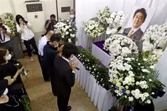 Người dân đặt hoa tưởng niệm cố Thủ tướng Nhật Bản Abe Shinzo tại Shimonoseki, tỉnh Yamaguchi ngày 12/7/2022. (Ảnh: Kyodo/TTXVN)
