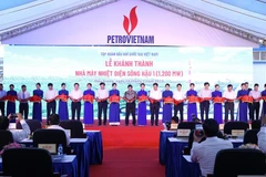 Thủ tướng Phạm Minh Chính và các đại biểu cắt băng khánh thành Nhà máy nhiệt điện Sông Hậu 1. (Ảnh: Dương Giang/TTXVN)