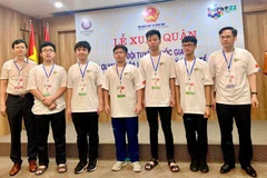 Các học sinh Việt Nam giành huy chương tại kỳ thi Olympic Quốc tế 2022. (Nguồn: Vnexpress)