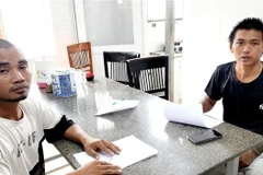 2 ngư dân được cứu khi đang trôi dạt trên biển. (Ảnh: TTXVN phát)