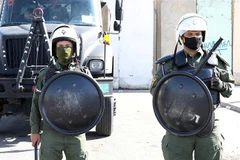 Cảnh sát gác tại Vùng Canh ở thủ đô Baghdad, Iraq. (Ảnh: THX/TTXVN)