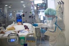 Nhân viên y tế chăm sóc bệnh nhân COVID-19 tại bệnh viện ở Barcelona, Tây Ban Nha. (Ảnh: AFP/TTXVN)