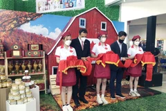 Các đại biểu thực hiện nghi thức khai mạc. (Ảnh: Mỹ Phương/TTXVN)