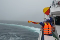 Cảnh sát biển hai nước luyện tập chung phương án tìm kiếm cứu nạn trên biển. (Ảnh: Minh Huệ/TTXVN)