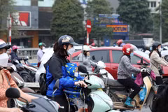 Một trẻ mầm non được mẹ đưa tới trường sau thời gian dài nghỉ học do ảnh hưởng của dịch COVID-19. (Ảnh: Phạm Kiên/TTXVN)