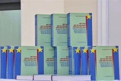 Bộ sách về Mặt trận, Liên minh và Chính phủ Cách mạng lâm thời miền Nam Việt Nam. (Ảnh: Thu Hương/TTXVN)