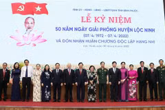 Các lãnh đạo, nguyên lãnh đạo Đảng, Nhà nước, Quân đội chụp ảnh với lãnh đạo tỉnh Bình Phước và huyện Lộc Ninh. (Ảnh: Sỹ Tuyên/TTXVN)