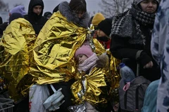 Người dân Ukraine sơ tán tránh xung đột. (Ảnh: AFP/TTXVN)