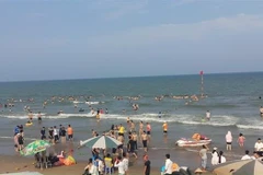 Du khách tắm tại bãi biển Sầm Sơn. (Ảnh: Trịnh Duy Hưng/TTXVN)