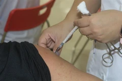 Cư dân các xã, phường biên giới của thành phố Móng được tiêm vaccine phòng COVID-19 mũi 2. (Ảnh: Thanh Vân/TTXVN)