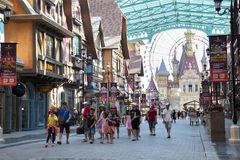 Du khách dạo chơi ngắm các kiến trúc châu Âu thời Trung cổ tại Phú Quốc (Kiên Giang). (Ảnh: TTXVN)