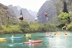 Đu dây Zip-line trên sông Chày. (Nguồn ảnh: Vietravel)