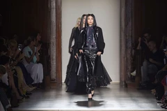 Kha Mỹ Vân tự tin mở màn show diễn của nhà thiết kế Julien Fournie