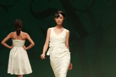 Sắc trắng tinh khôi trong thiết kế của Vũ Việt Hà. (Ảnh: Xuân Mai/Vietnam+)