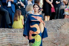 Những thiết kế áo dài cách tân với sắc màu rực rỡ. (Ảnh: Chula)