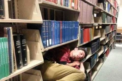 [Photo] Những tư thế ngủ kỳ lạ, hồn nhiên ở nơi công cộng