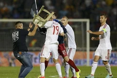 [Photo] Các cầu thủ Serbia và Albania hỗn chiến ngay trên sân