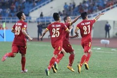 Công Vinh tỏa sáng giúp tuyển Việt Nam thắng áp đảo trước Lào