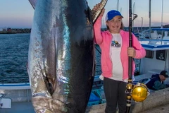 Bé gái 12 tuổi câu được con cá ngừ khổng lồ nặng gần 300kg 