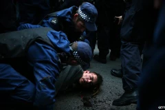 Đụng độ xảy ra trong cuộc biểu tình của hàng nghìn sinh viên Anh