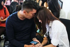 [Photo] Thân nhân hành khách máy bay AirAsia mất tích lo lắng