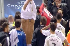 Balotelli lại "chơi trội" khi đổi áo ngay khi kết thúc hiệp một