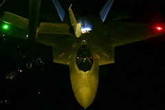 [Video] Cận cảnh màn tiếp nhiên liệu cho máy bay không kích IS