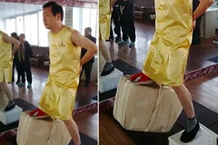 Võ sư kungfu dùng...hạ bộ để đung đưa túi gạch nặng 80kg