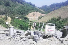 Trạm điện Tân Sơn 2 bây giờ chỉ còn lại những cây cột gãy và thiết bị hỏng. (Ảnh: Nguyễn Trình/Vietnam+) 