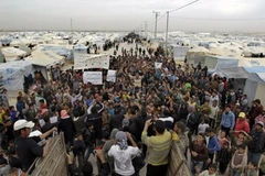 Người tị nạn Syria biểu tình tại khu tị nạn Zaatari gần biên giới với Syria ngày 22/2. (Nguồn: AFP/TTXVN)