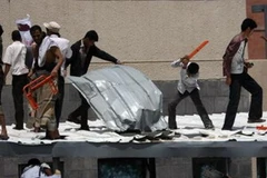 Người biểu tình Yemen đang tấn công Đại sứ quán Mỹ ở Sanaa. (Nguồn: AFP)