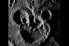 Cấu tạo địa hình trên bề mặt sao Thủy có hình khuôn mặt của chuột Mickey. (Nguồn: NASA)