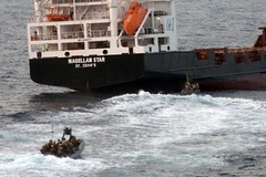 Giải cứu một tàu bị cướp biển bắt giữ. (Nguồn: AFP/TTXVN)