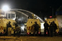 Cảnh sát phải dùng đến đạn cao su và vòi rồng để giải tán đám đông. (Nguồn: AP)