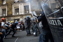 Công nhân nhà máy nhôm Sardiania đụng độ với cảnh sát trong cuộc biểu tình. (Nguồn: AFP)