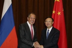 Ngoại trưởng Nga Sergei Lavrov (trái) bắt tay người đồng cấp Trung Quốc Dương Khiết Trì trước một cuộc họp ở Bắc Kinh. (Nguồn: AP)