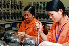 Kiểm tra công tơ trước khi lắp cho khách hàng. (Ảnh minh họa: Phương Vy/TTXVN)