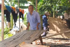 Người dân khu vực sạt lở di dời nhà. (Nguồn: baodongthap.com)
